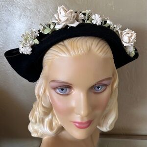 ADORABLE 1940s' BLACK FELT "DUTCH" STYLE HAT WITH WHITE FABRIC FLOWERS/LEAVES